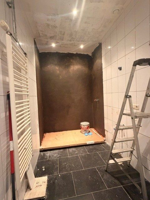 Murs de la douche recouverts d'étanchéité avant carrelage