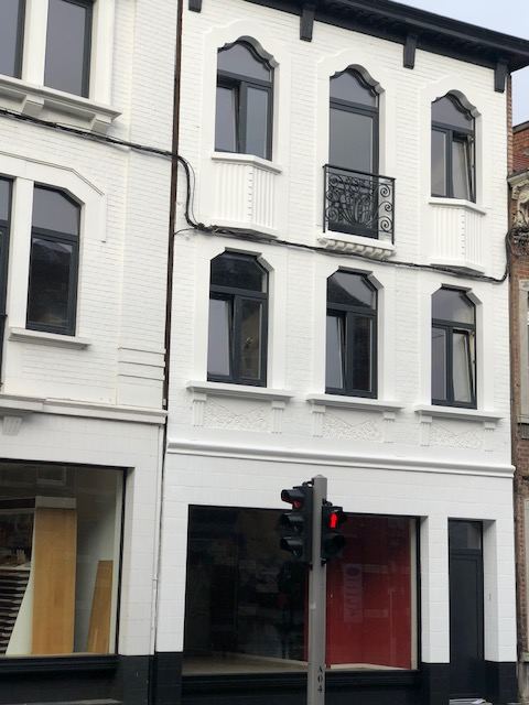 Même façade après rénovation, peinte en blanc avec châssis anthracite