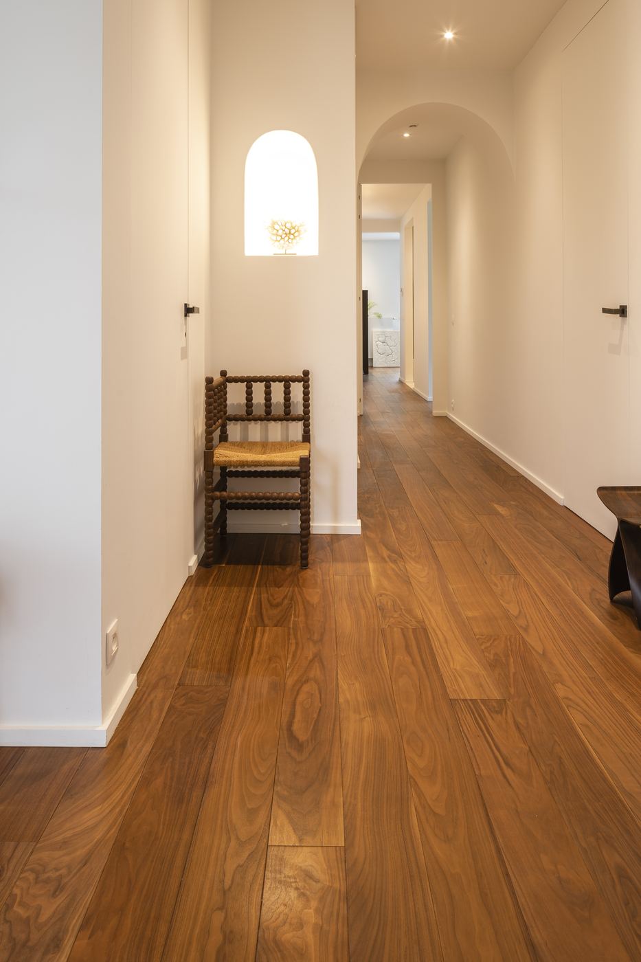 Hall terminé avec niche éclairée, arche et parquet en noyer