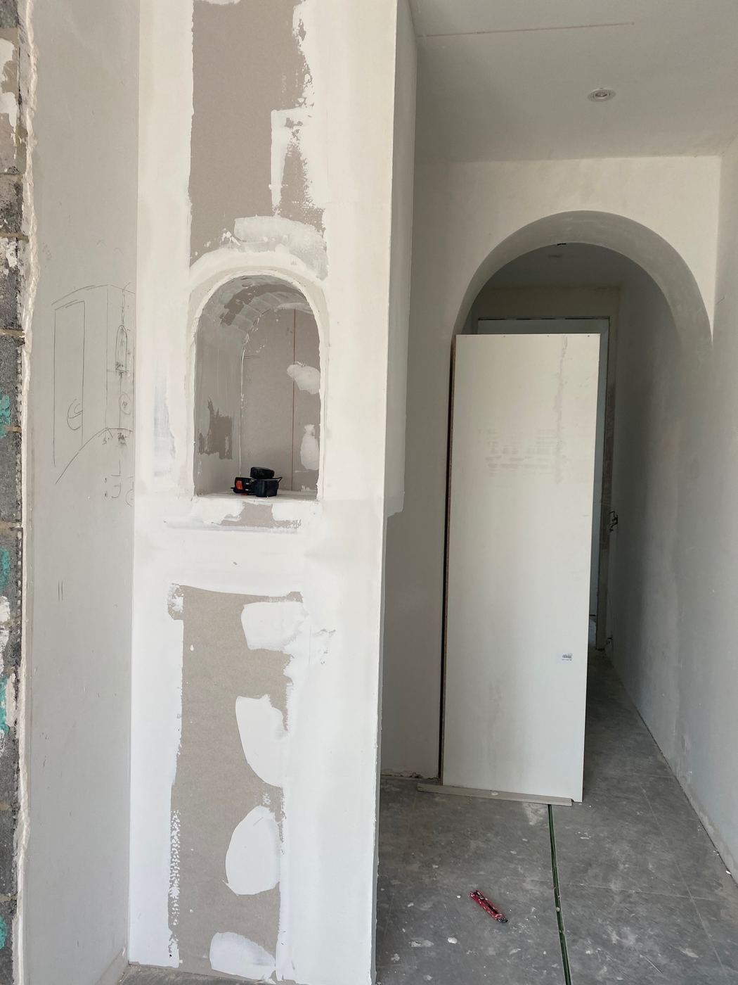 Niche et arche en plaques de plâtre en cours de jointoyage