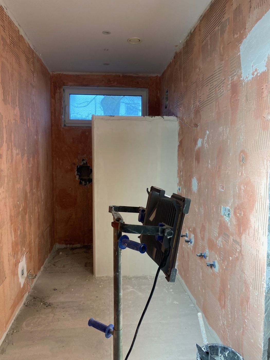 Salle de bain décapée jusqu'au mur brut